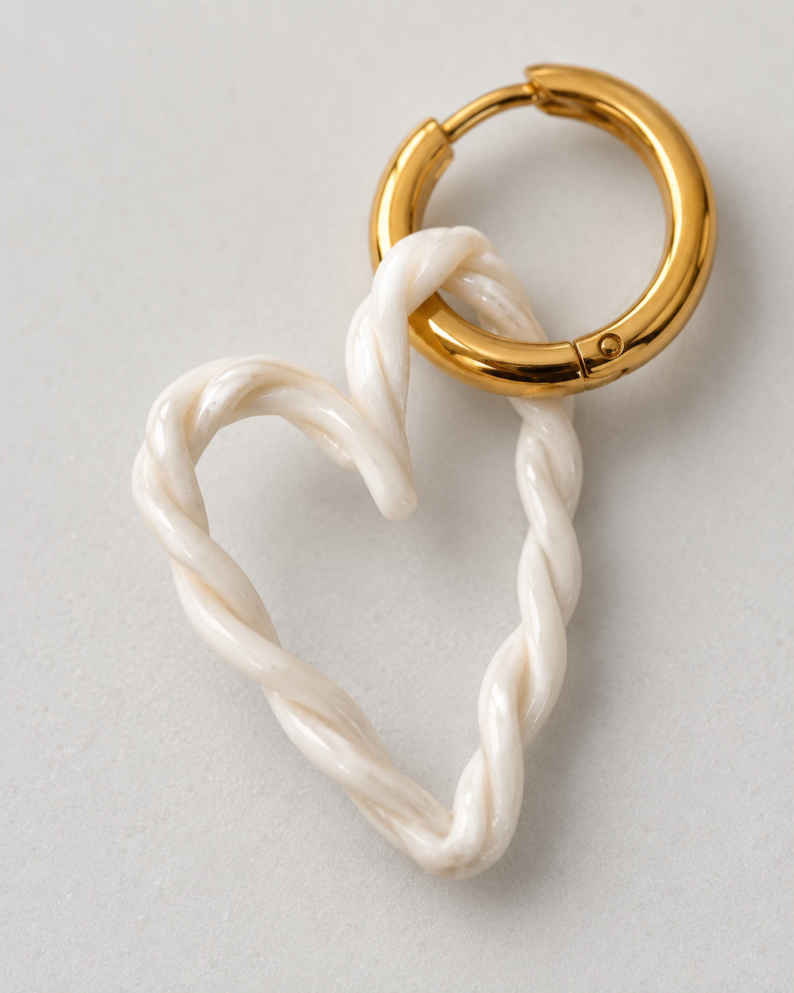 Aretes Corazón Trenzado A119, macro de textura y estructura