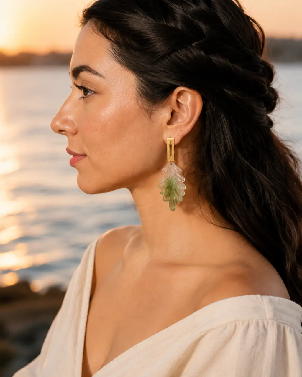 Bosque Esmeralda – Perfil de modelo con arete hoja de resina verde