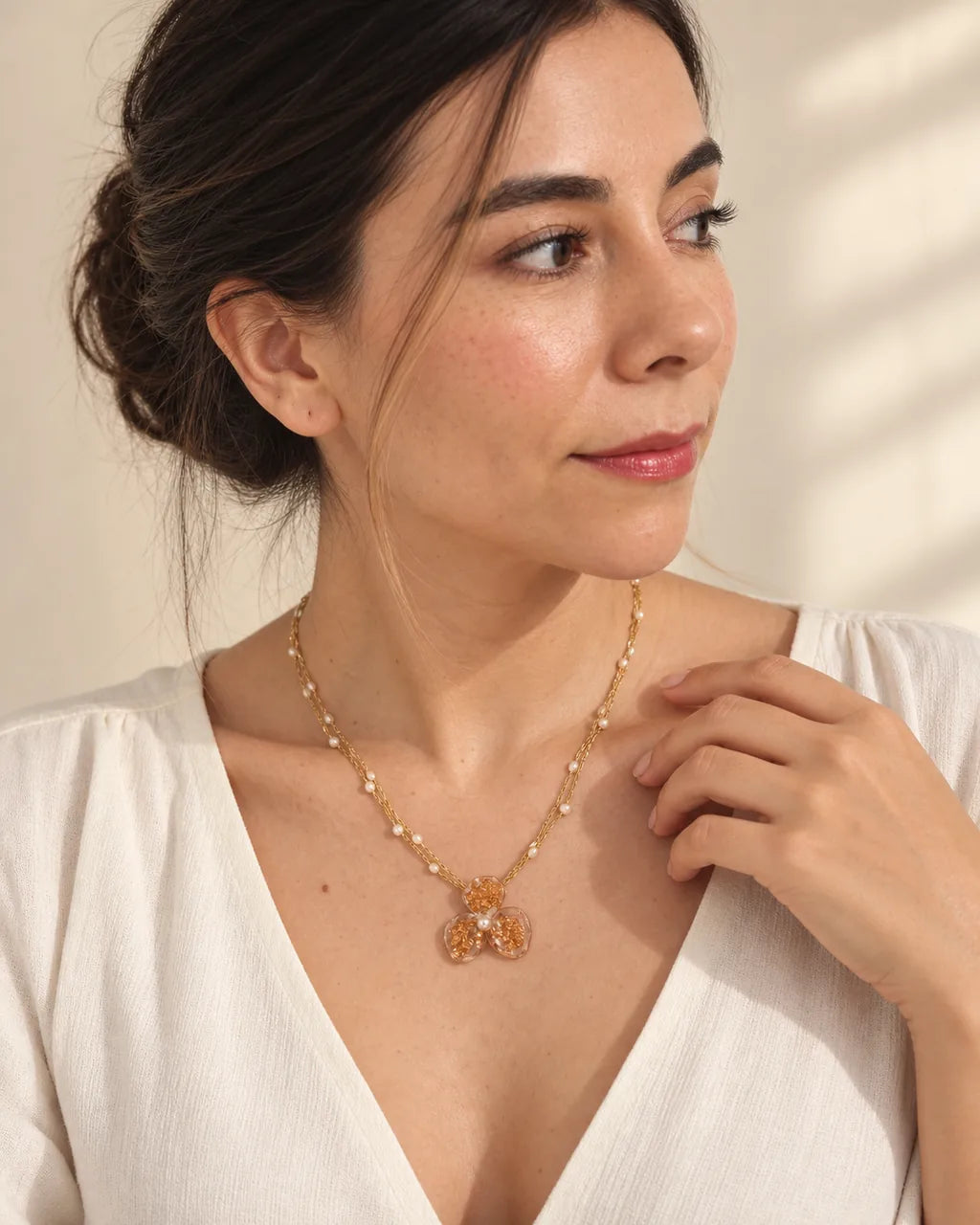 Trébol de Luz collar entrelazado en modelo, gesto de uso