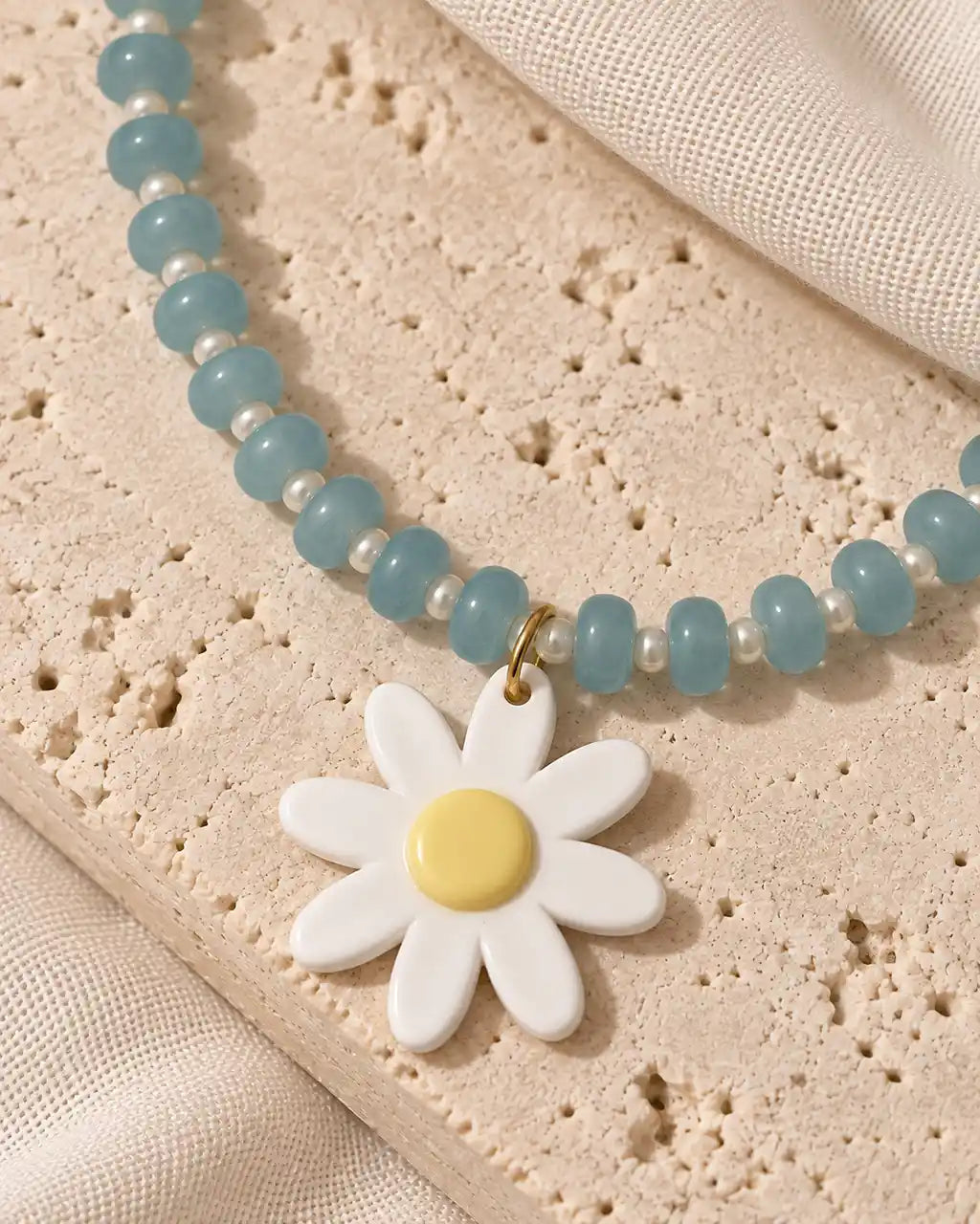 Brisa Margarita, detalle macro de donas aqua lisas y separadores blanco perlado