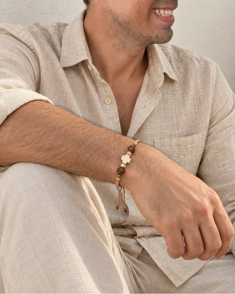Raíz de Fe – Pulsera masculina con cruz de madera – imagen 3