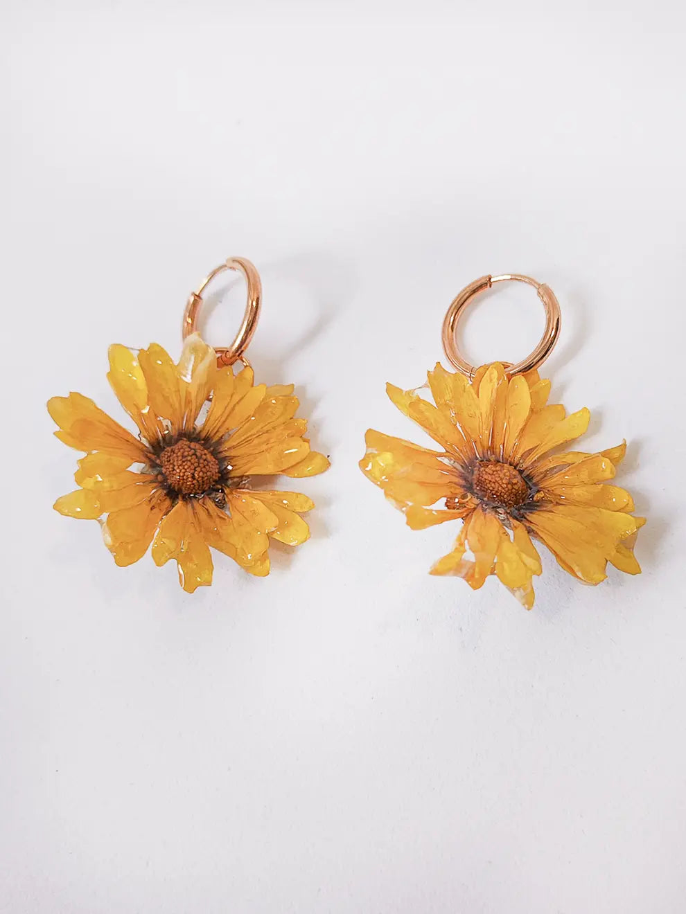 Luz de Campo – Aretes flor natural sellada en resina