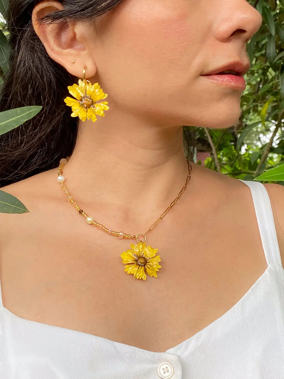 Luz de Campo – Aretes flor natural sellada en resina