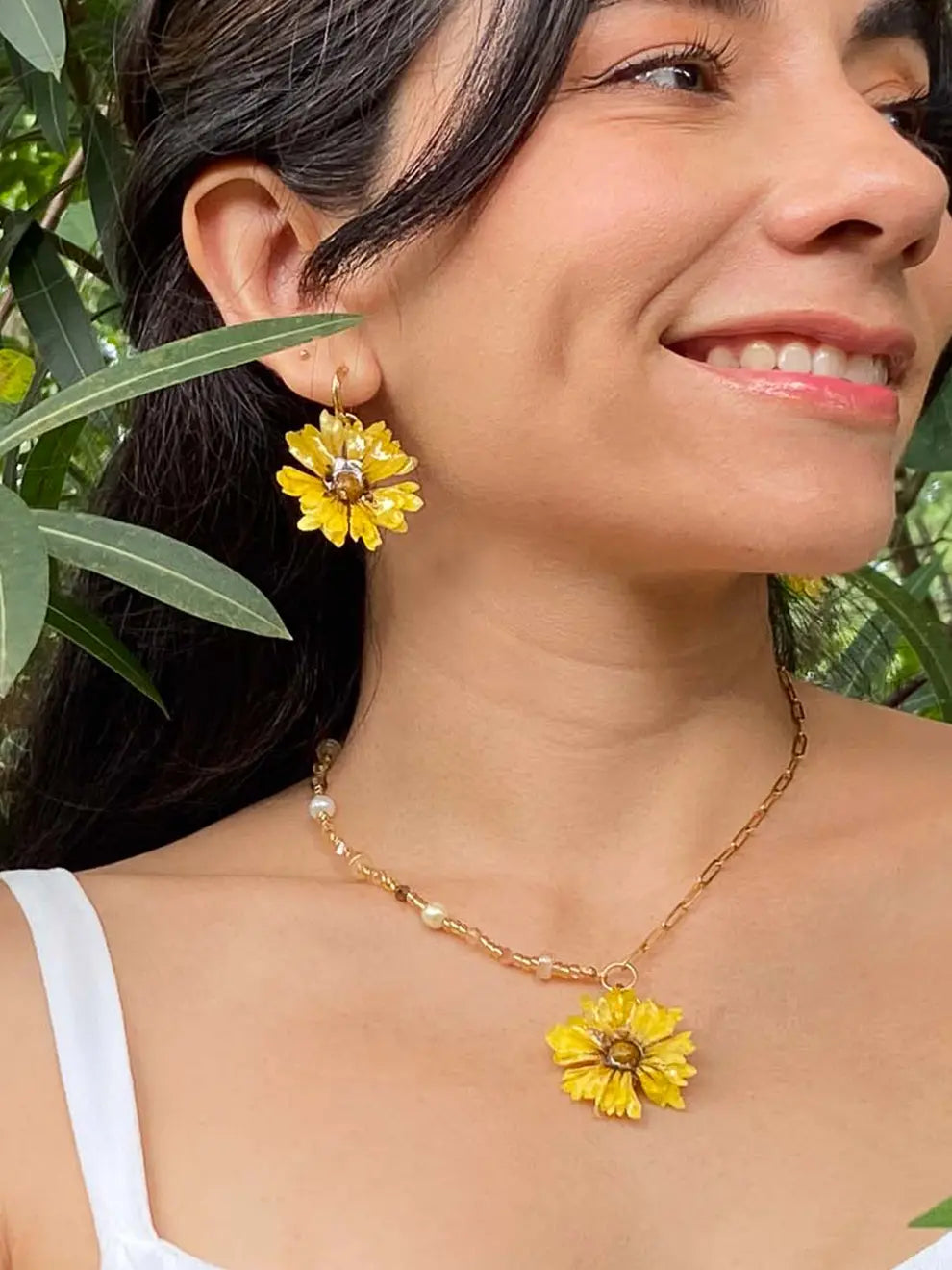 Luz de Campo – Aretes flor natural sellada en resina
