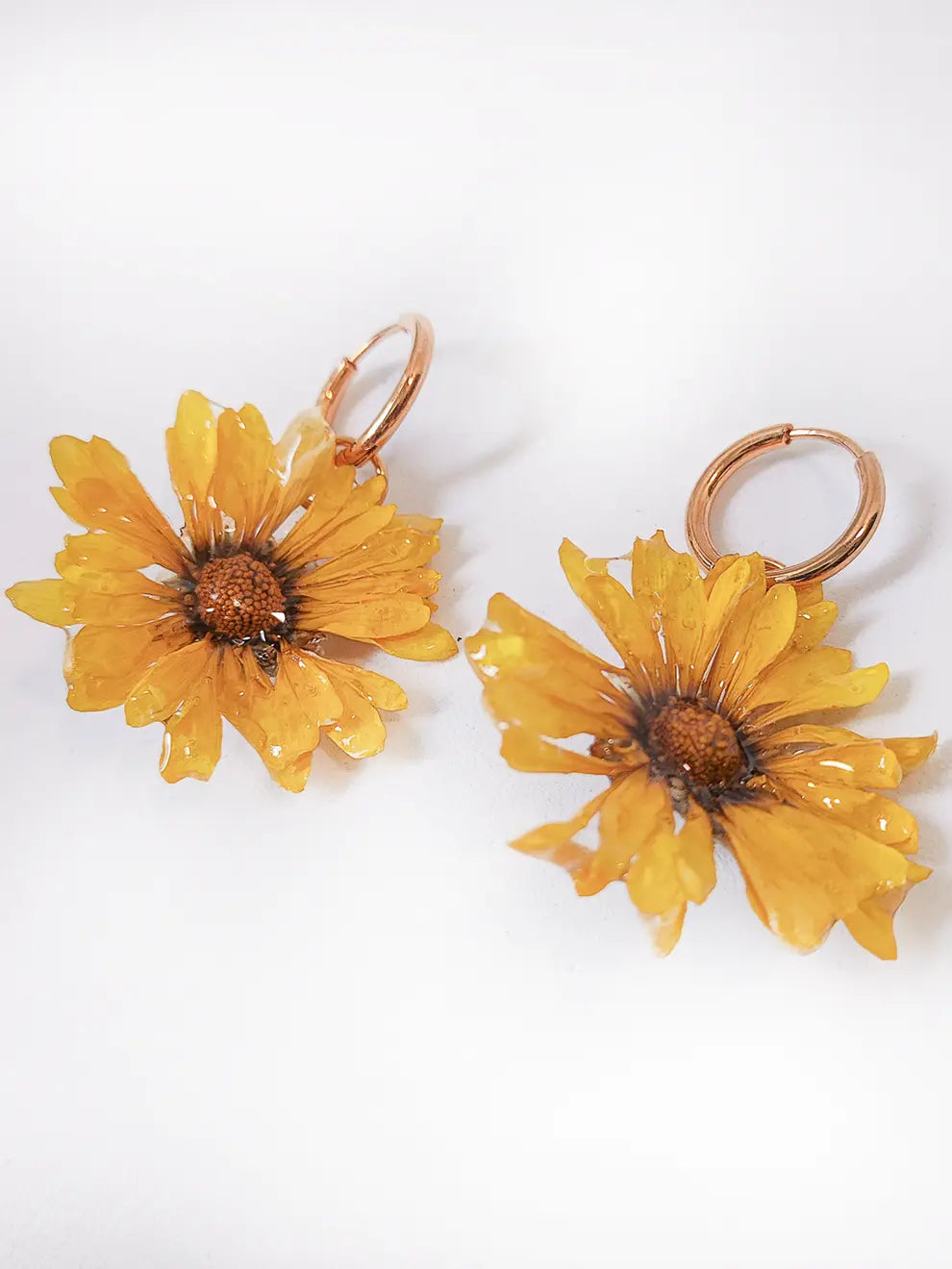 Luz de Campo – Aretes flor natural sellada en resina