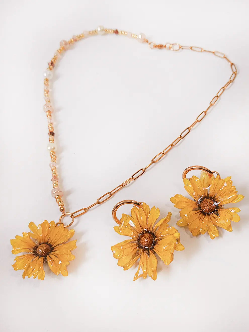 Luz de Campo – Aretes flor natural sellada en resina