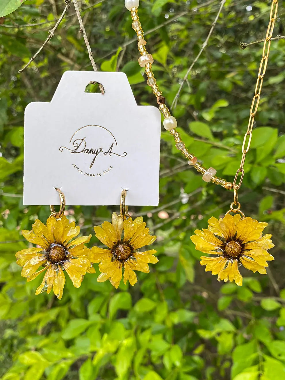 Luz de Campo – Aretes flor natural sellada en resina