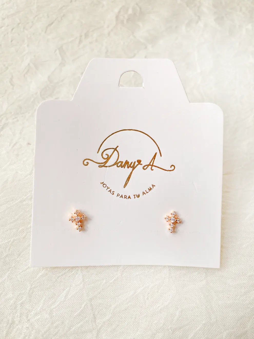 Cruz Minimal – Aretes topo dorado con circones