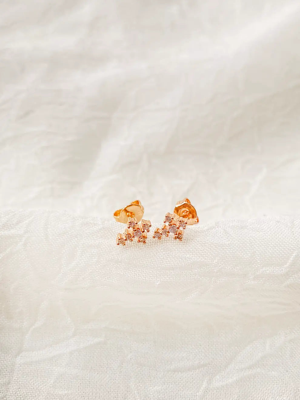 Cruz Minimal – Aretes topo dorado con circones