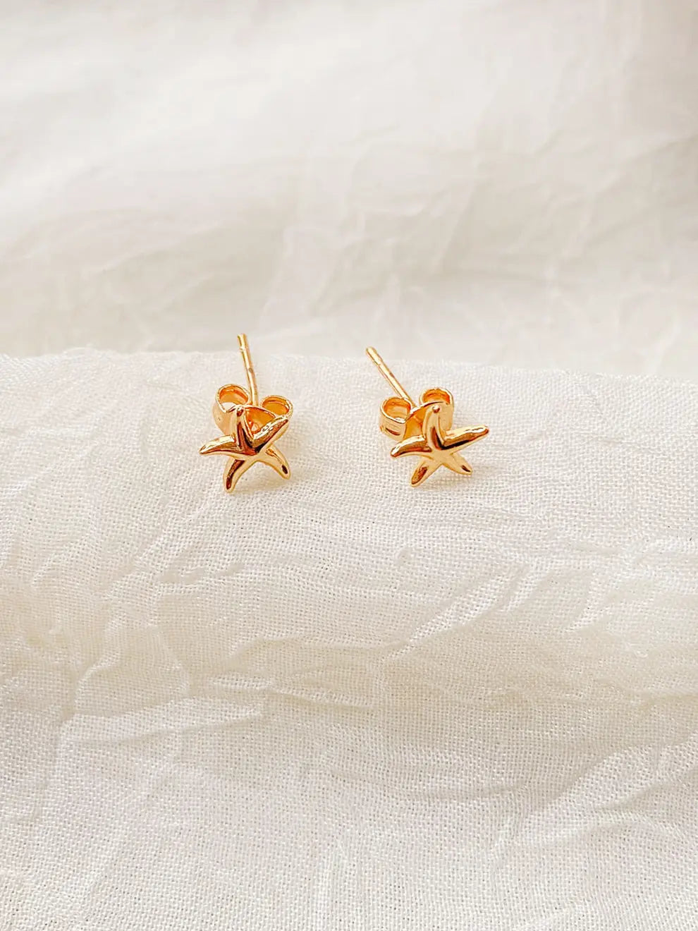 Estrella de Mar Chic – Aretes topo dorado