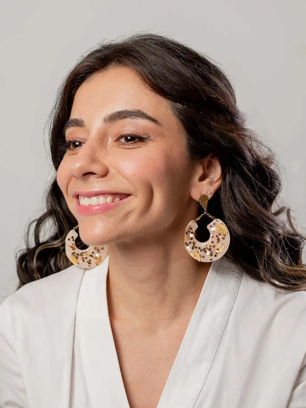 Monstera Luxe – Aretes en resina con hojas doradas