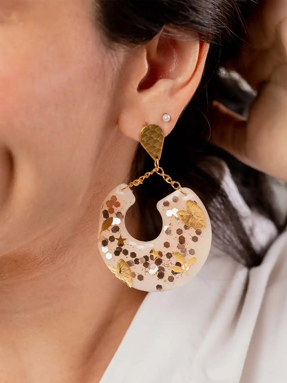 Monstera Luxe – Aretes en resina con hojas doradas