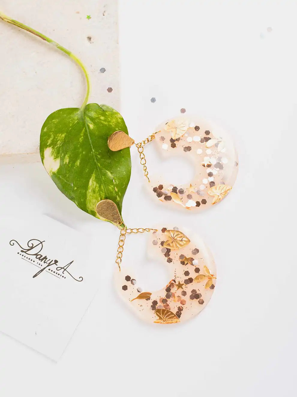 Monstera Luxe – Aretes en resina con hojas doradas