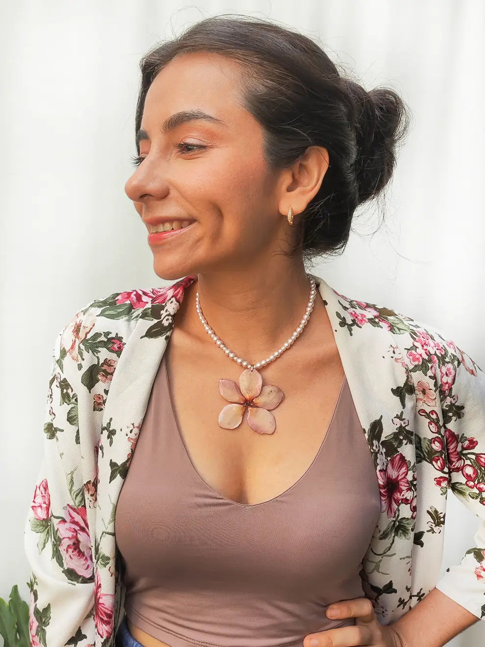 Equilibrio Floral – Collar de perlas con flor natural