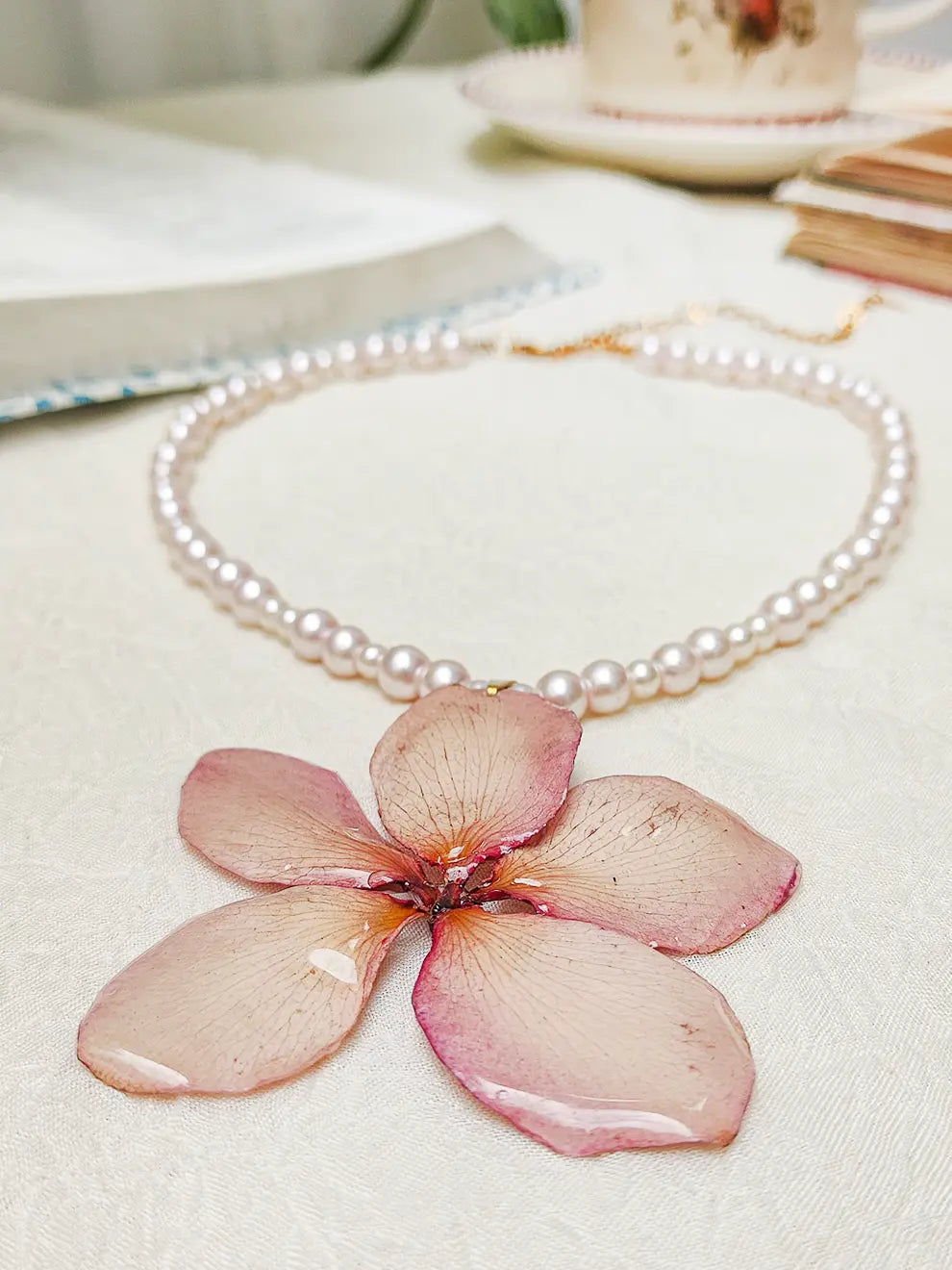 Equilibrio Floral – Collar de perlas con flor natural