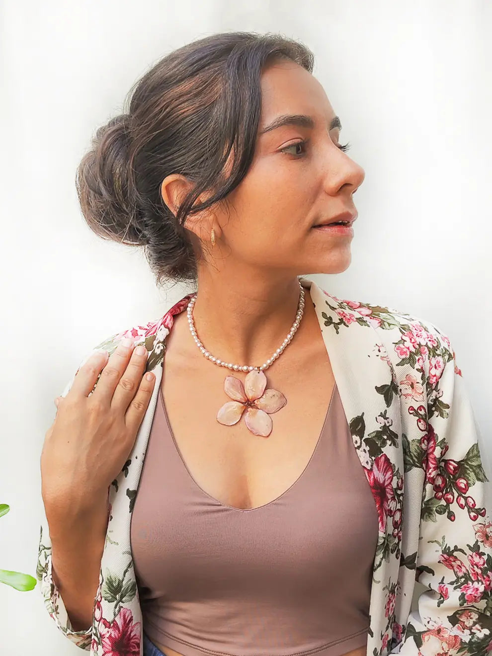 Equilibrio Floral – Collar de perlas con flor natural