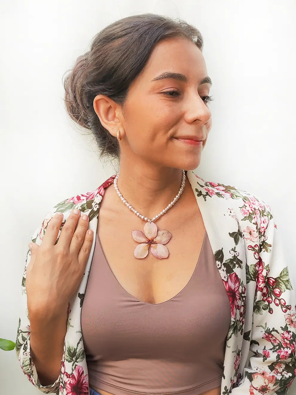 Equilibrio Floral – Collar de perlas con flor natural