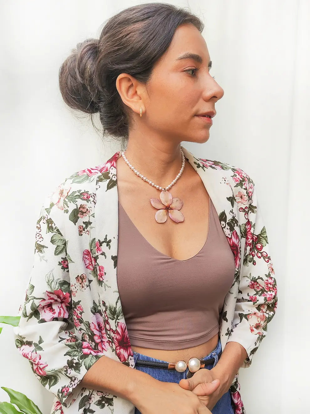 Equilibrio Floral – Collar de perlas con flor natural