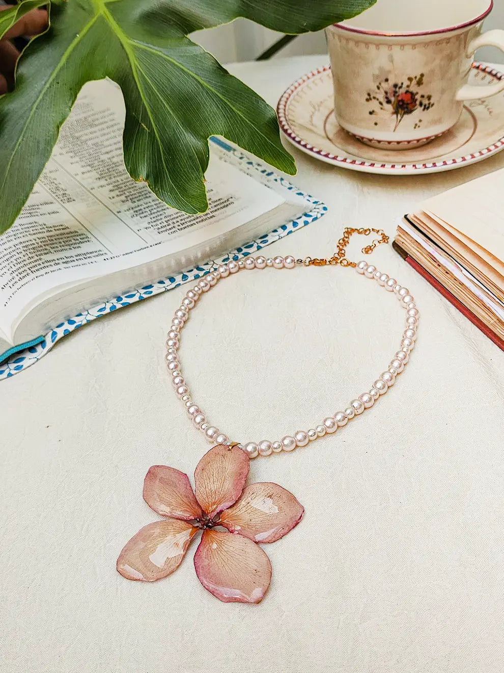 Equilibrio Floral – Collar de perlas con flor natural