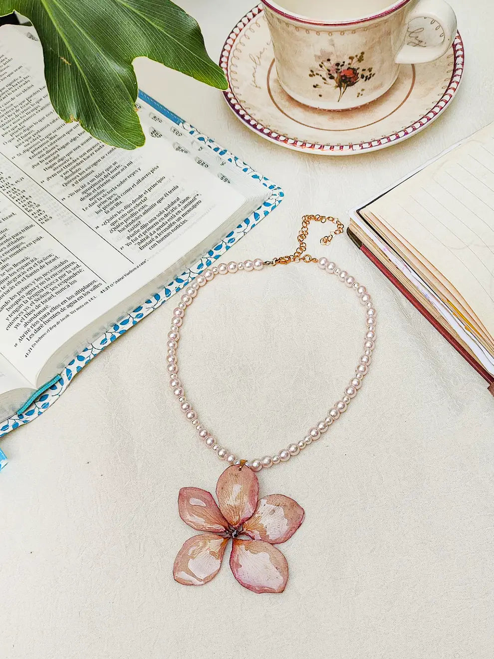 Equilibrio Floral – Collar de perlas con flor natural