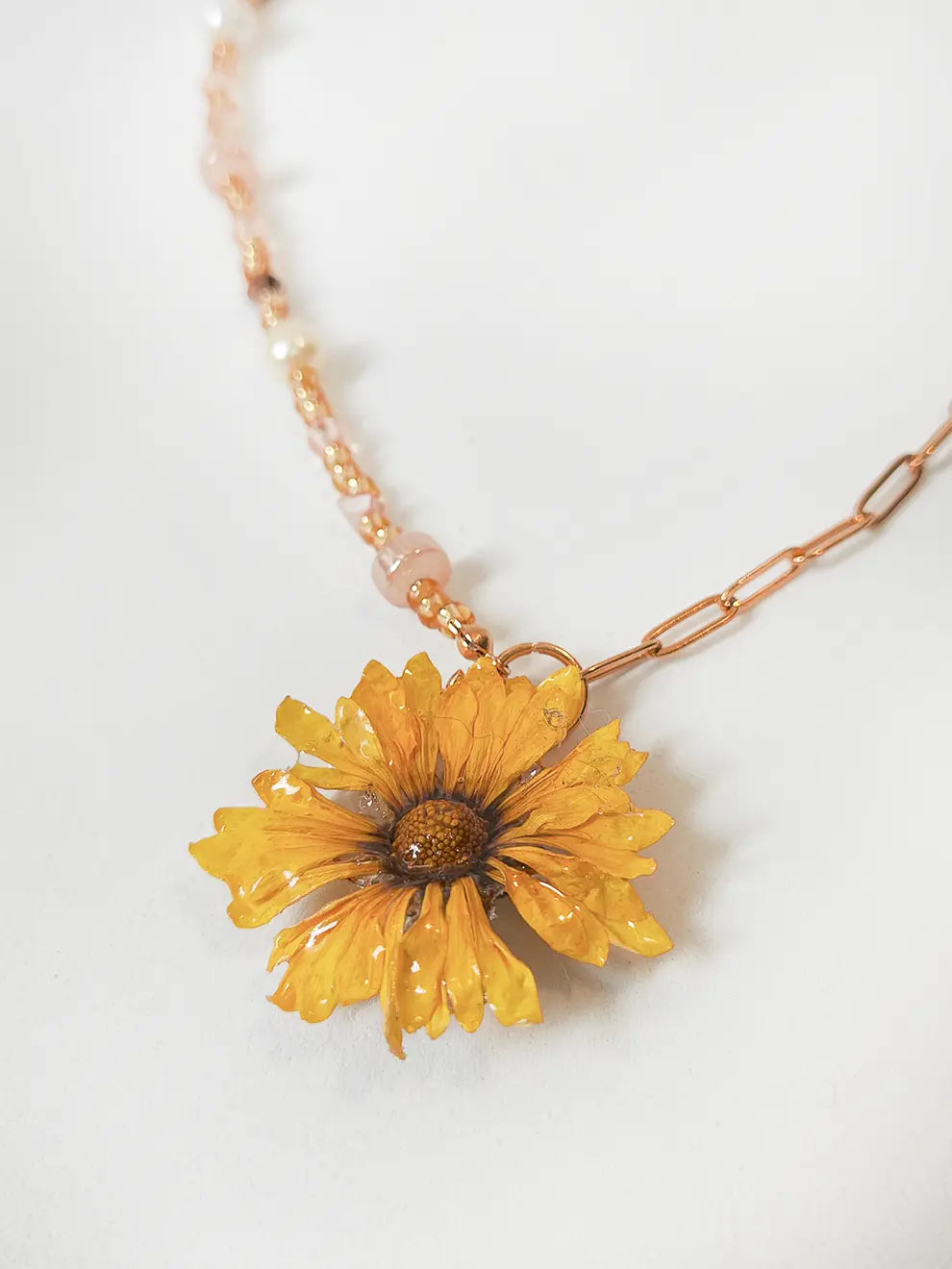 Luz de Campo – Collar flor natural sellada en resina