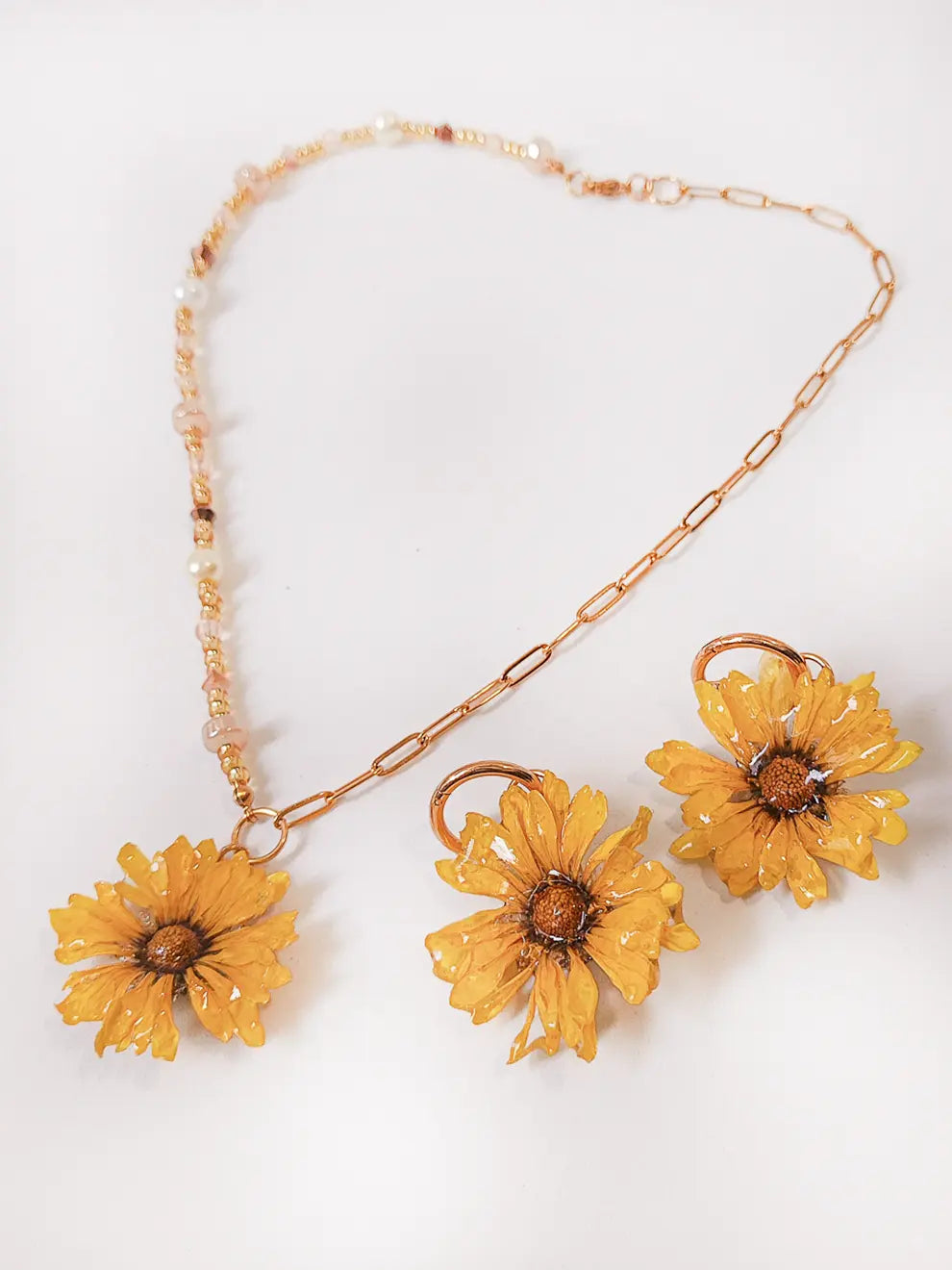 Luz de Campo – Collar flor natural sellada en resina