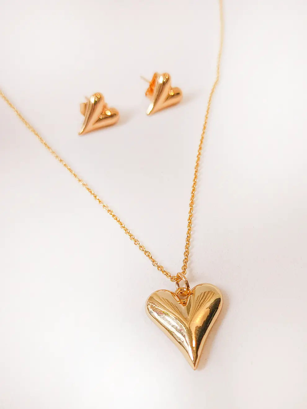 Amor Dorado – Collar y topos corazón