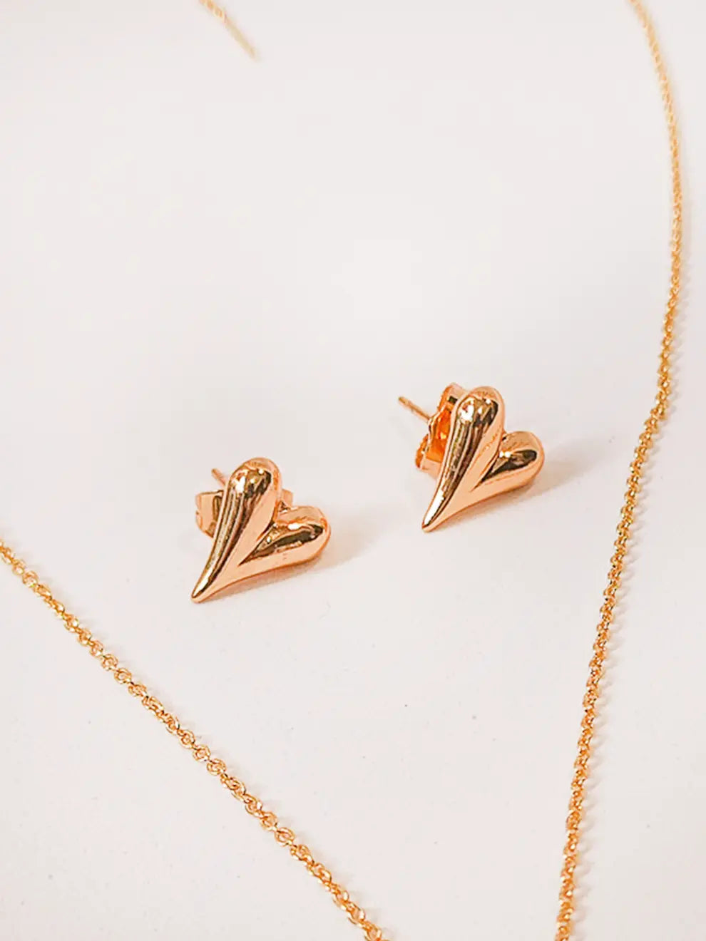 Amor Dorado – Collar y topos corazón