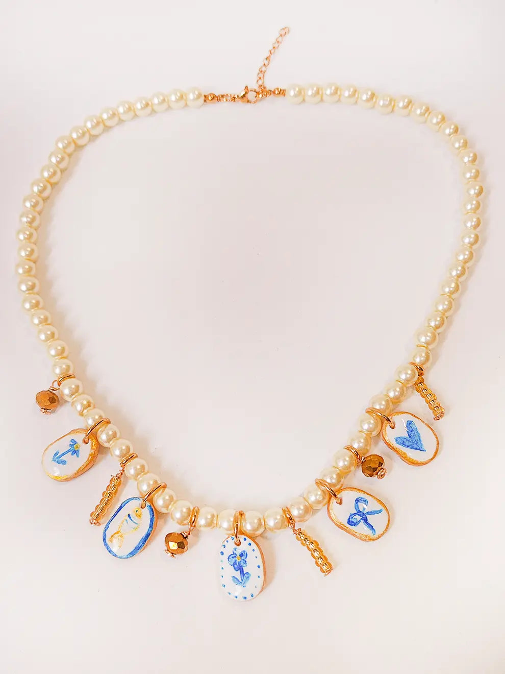 Mediterráneo Chic - Collar de perlas con dijes pintados a mano