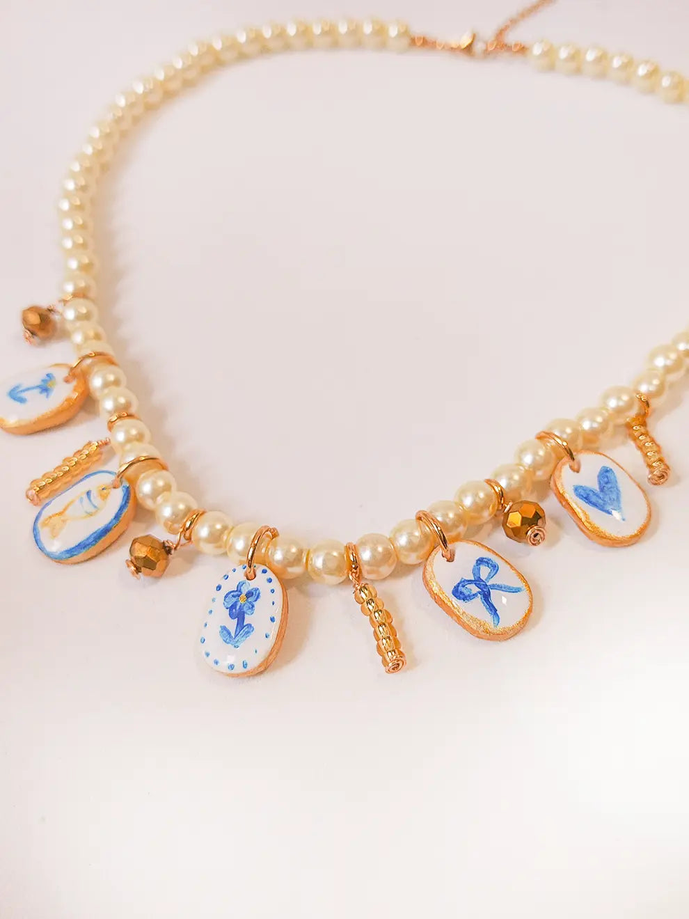 Mediterráneo Chic - Collar de perlas con dijes pintados a mano