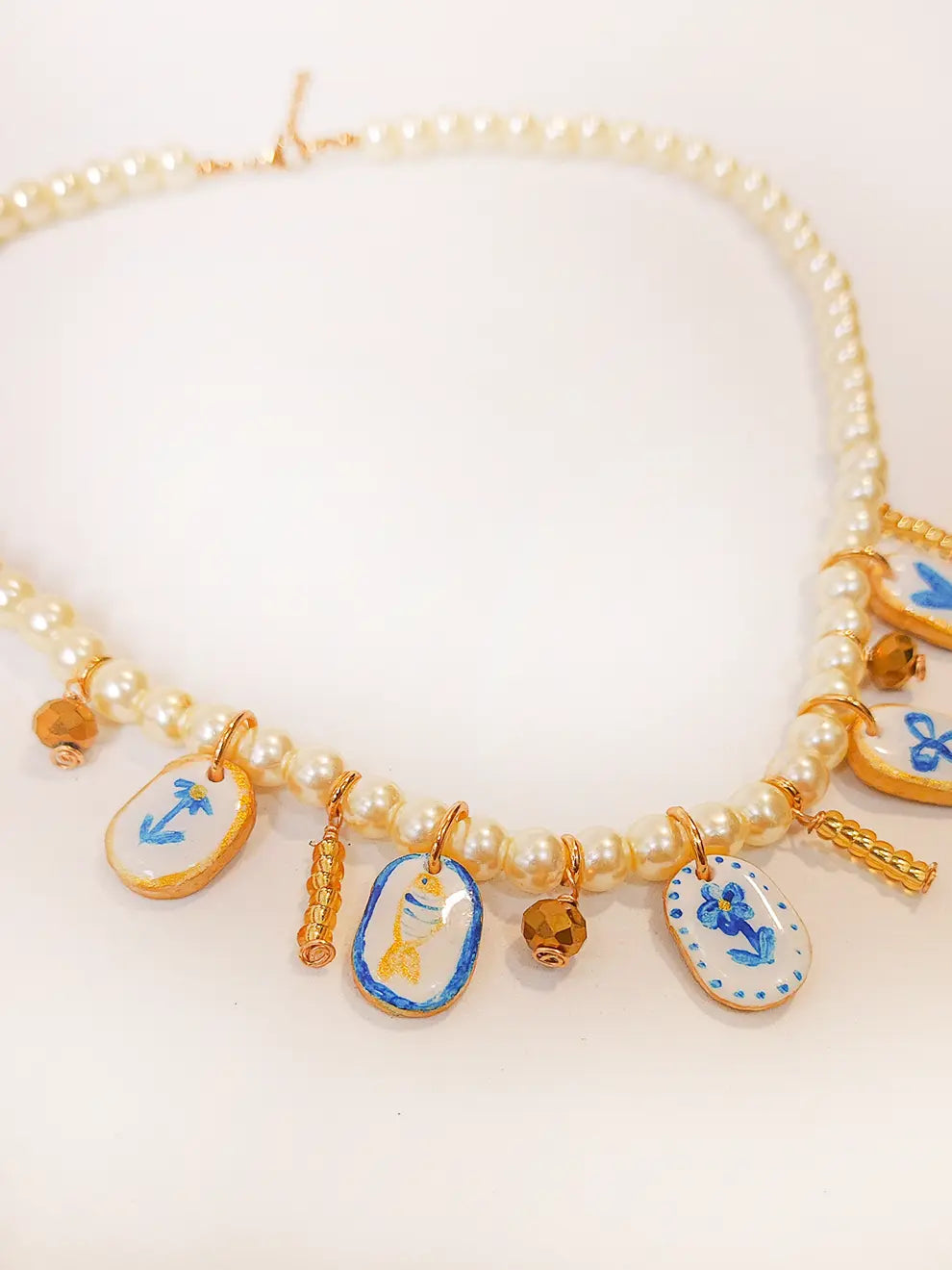 Mediterráneo Chic - Collar de perlas con dijes pintados a mano