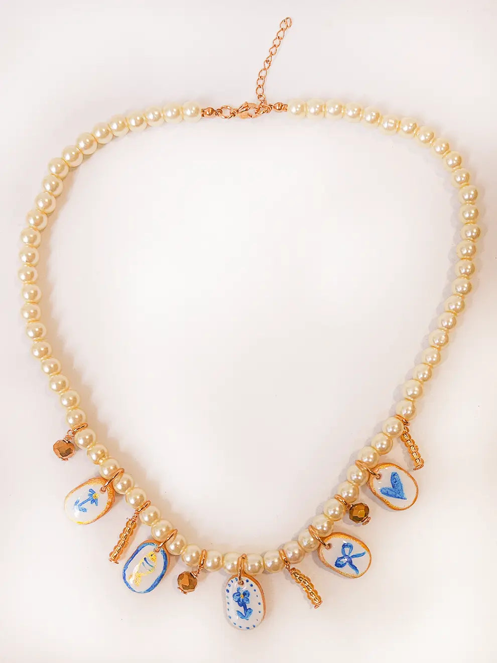 Mediterráneo Chic - Collar de perlas con dijes pintados a mano