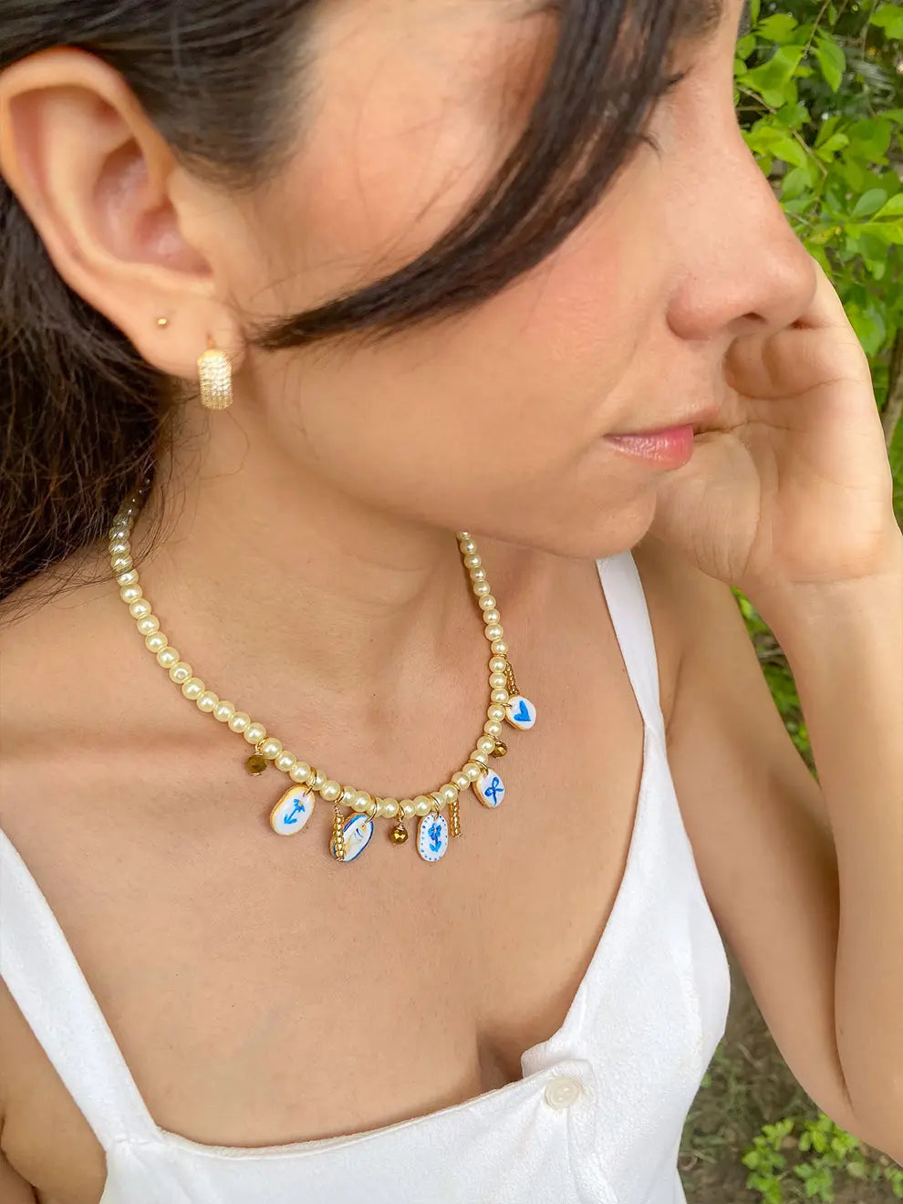 Mediterráneo Chic - Collar de perlas con dijes pintados a mano