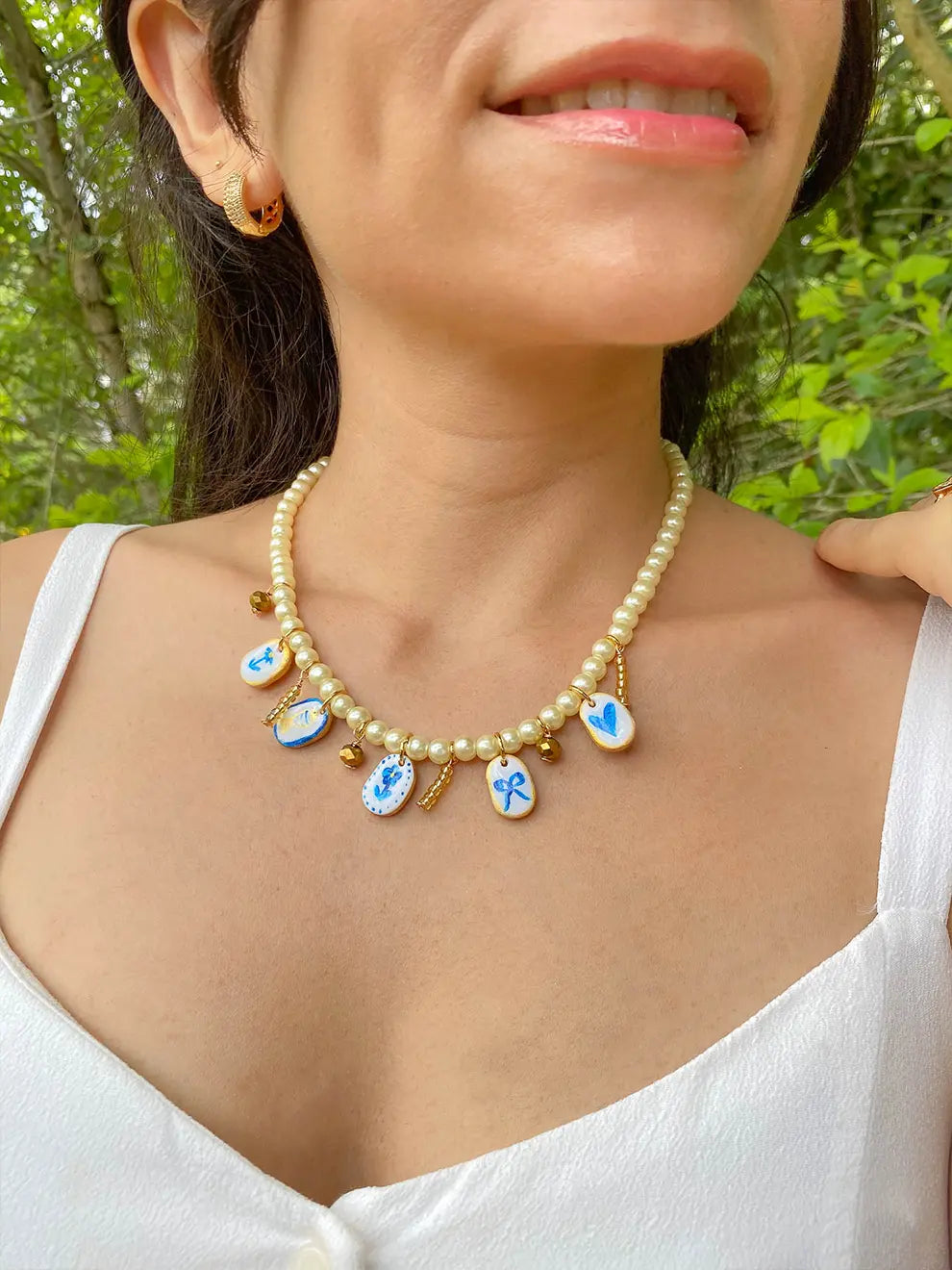 Mediterráneo Chic - Collar de perlas con dijes pintados a mano