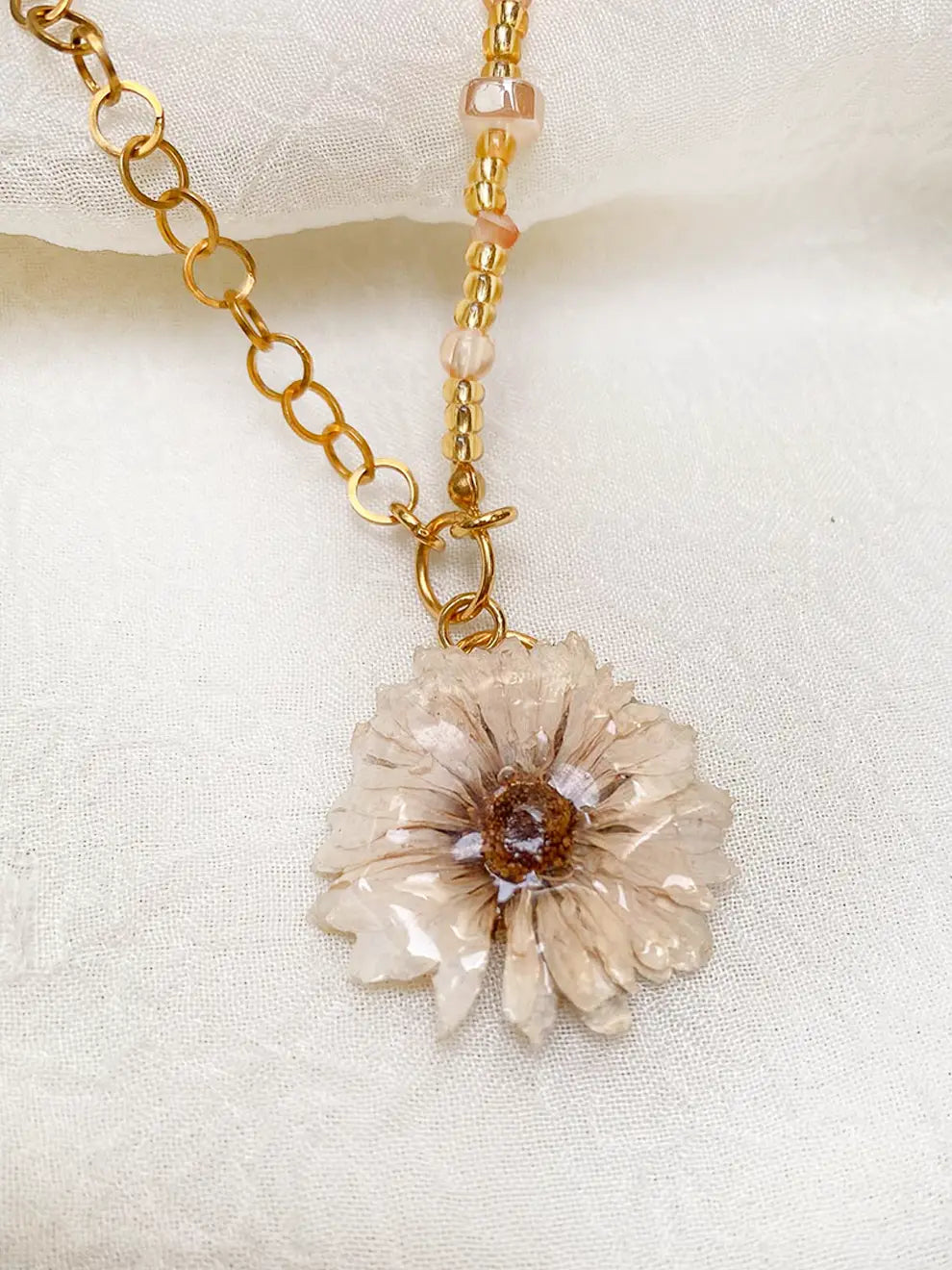 Luz de Campo Beige – Collar flor natural sellada en resina