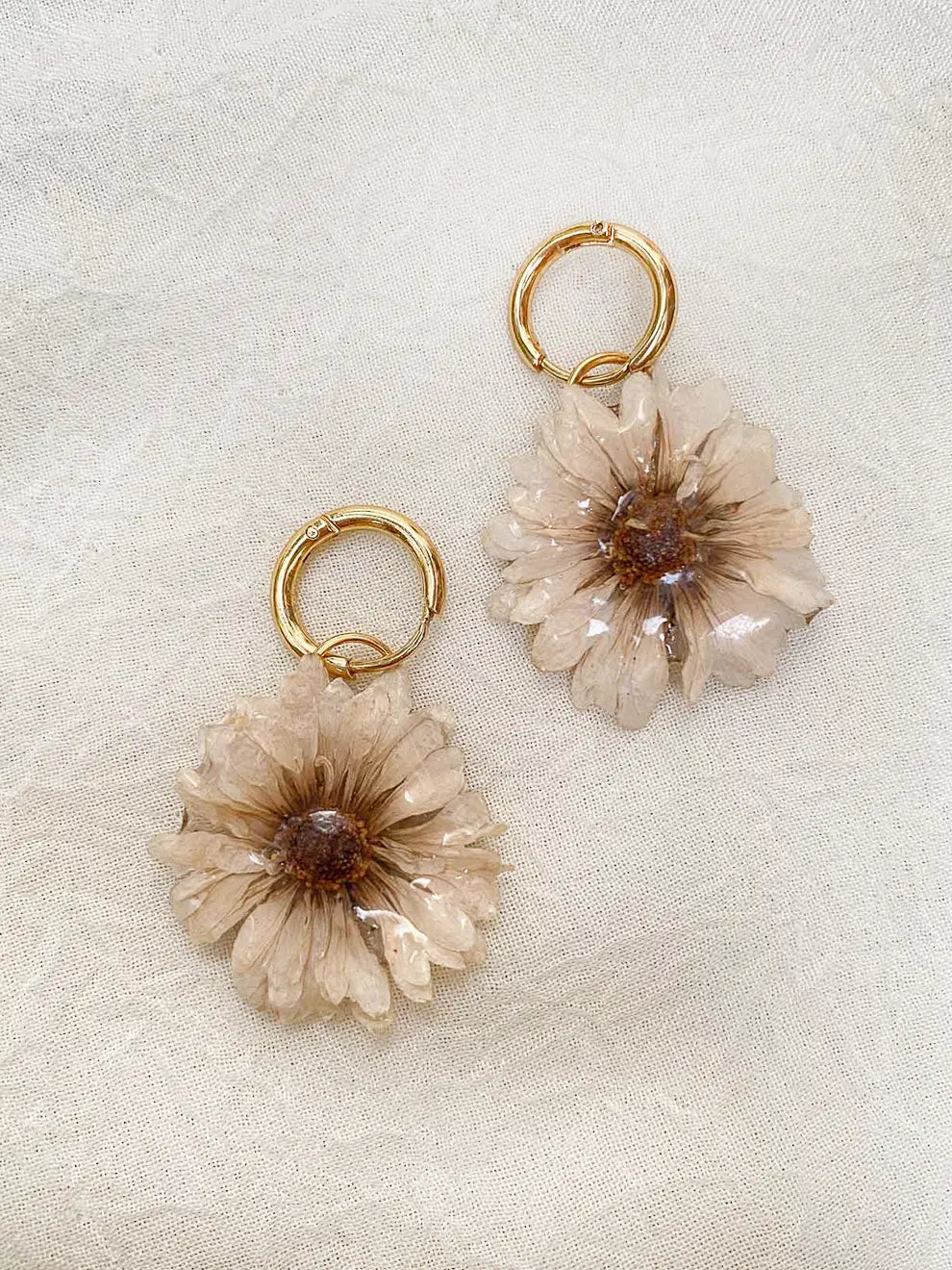 Luz de Campo Beige– Aretes flor natural sellada en resina