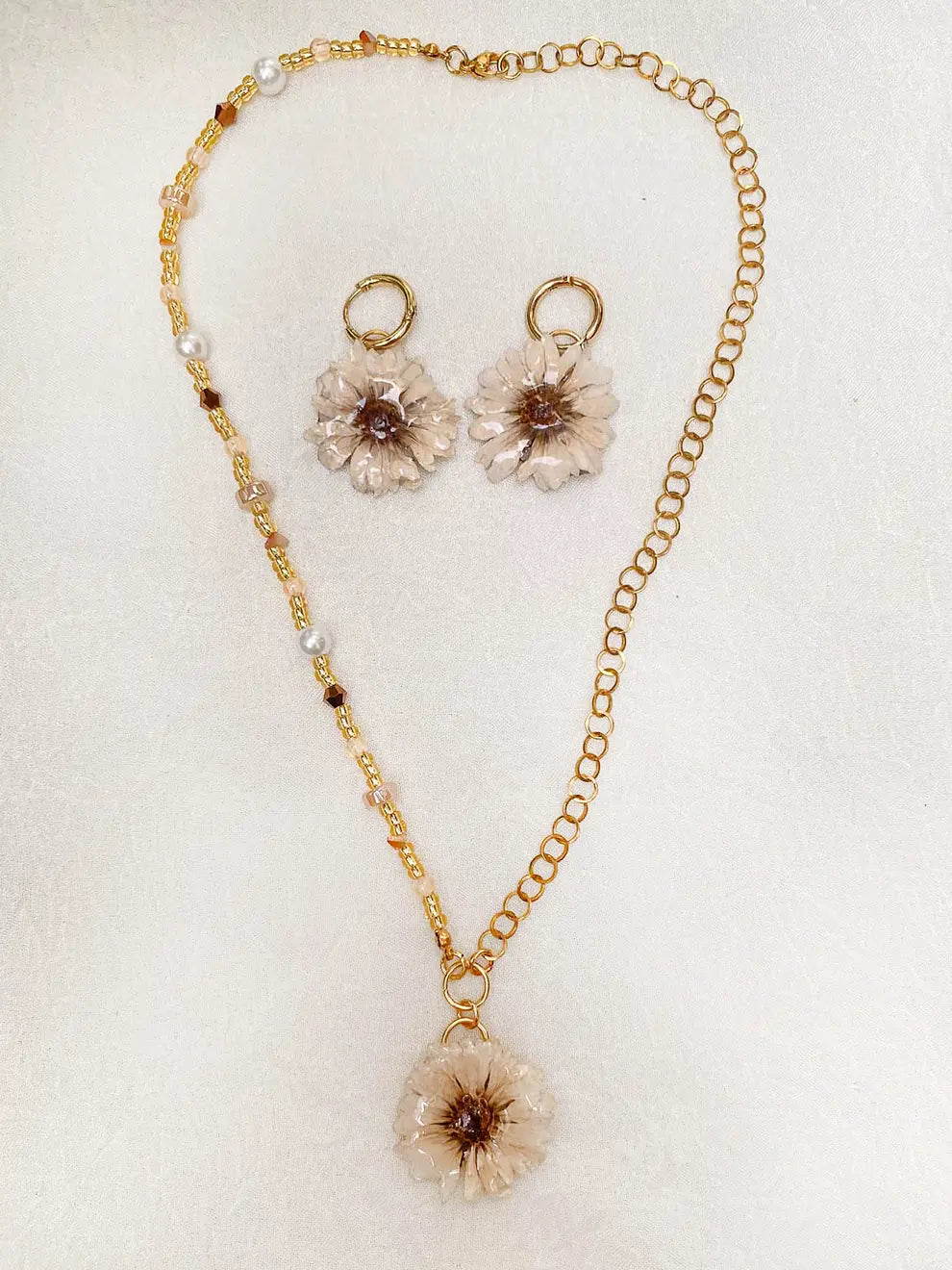 Luz de Campo Beige– Aretes flor natural sellada en resina