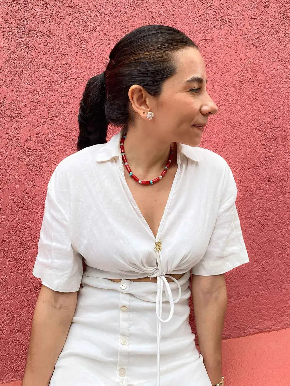 Brisa Roja – Collar corto con cuentas de coral y acentos turquesa