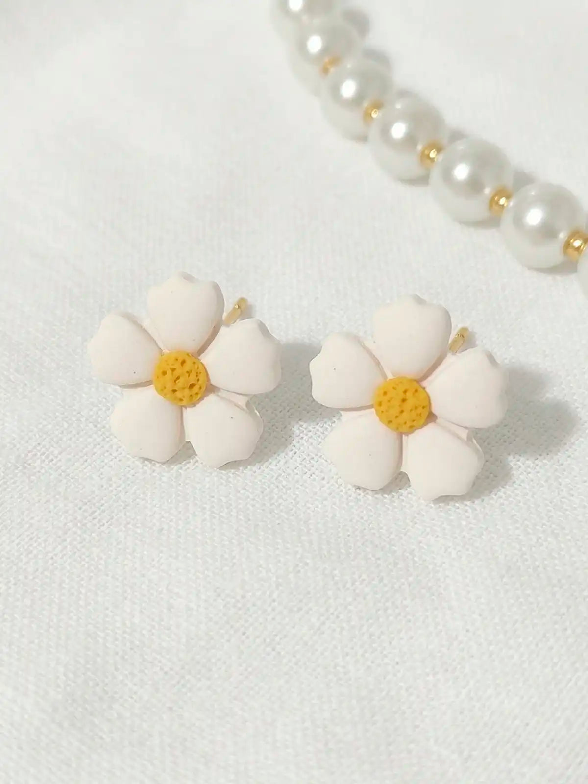 Toque de Primavera – Set Collar y aretes de margarita en arcilla polimérica