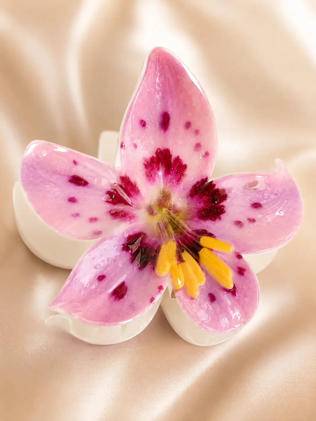 Pétalos Dulces – Pinza floral rosada para peinados femeninos