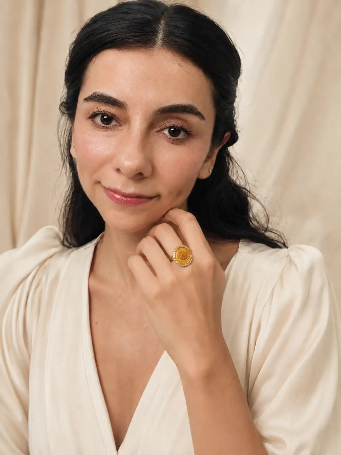 Margarita Dorada – Anillo en acero inoxidable con flor encapsulada en resina