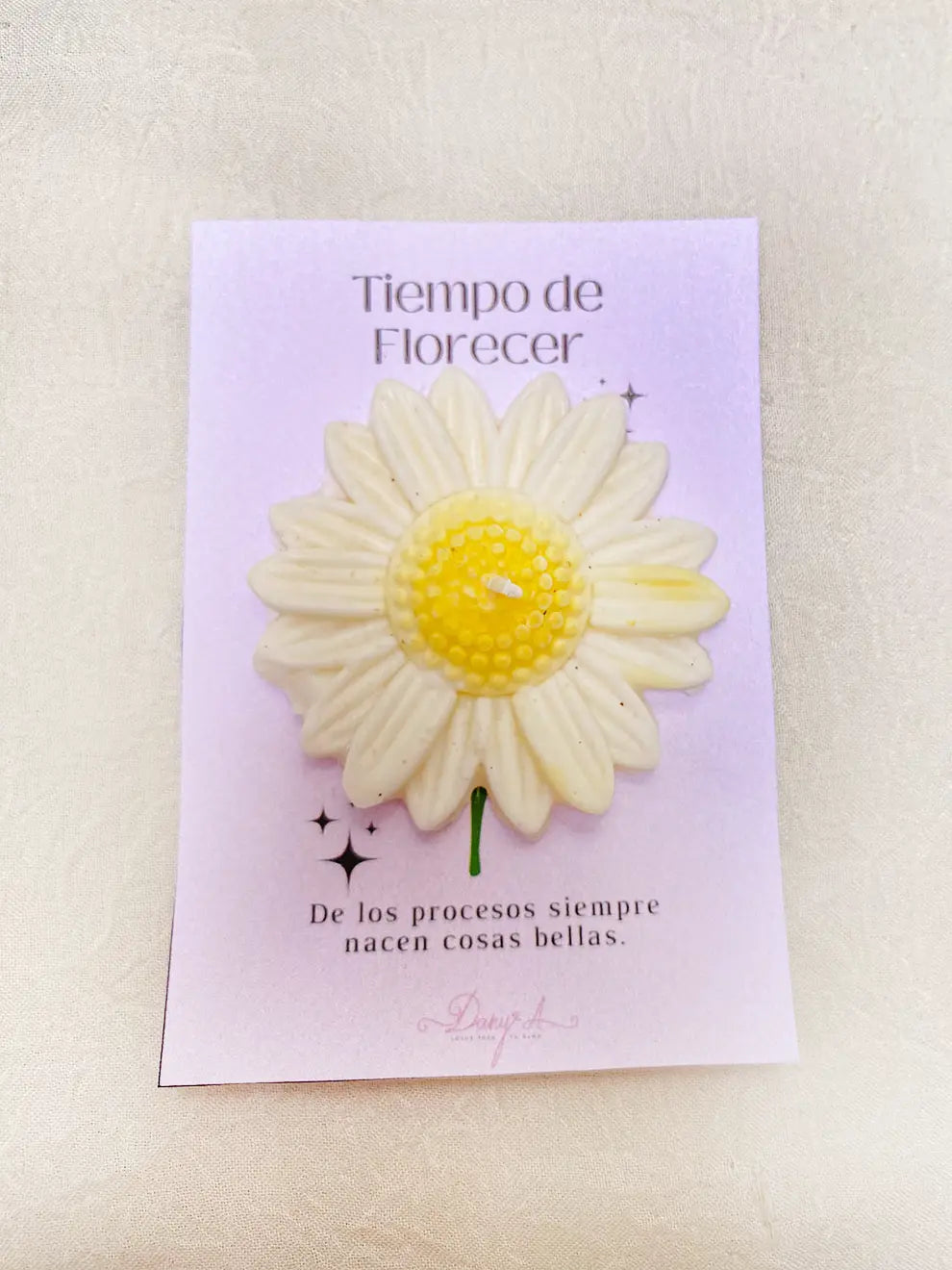 Tiempo de Florecer – Vela aromática floral tipo margarita en soya (artesanal)