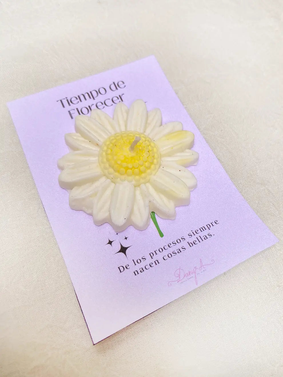 Tiempo de Florecer – Vela aromática floral tipo margarita en soya (artesanal)
