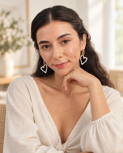 Aretes Corazón Trenzado A119, fotografía principal con modelo