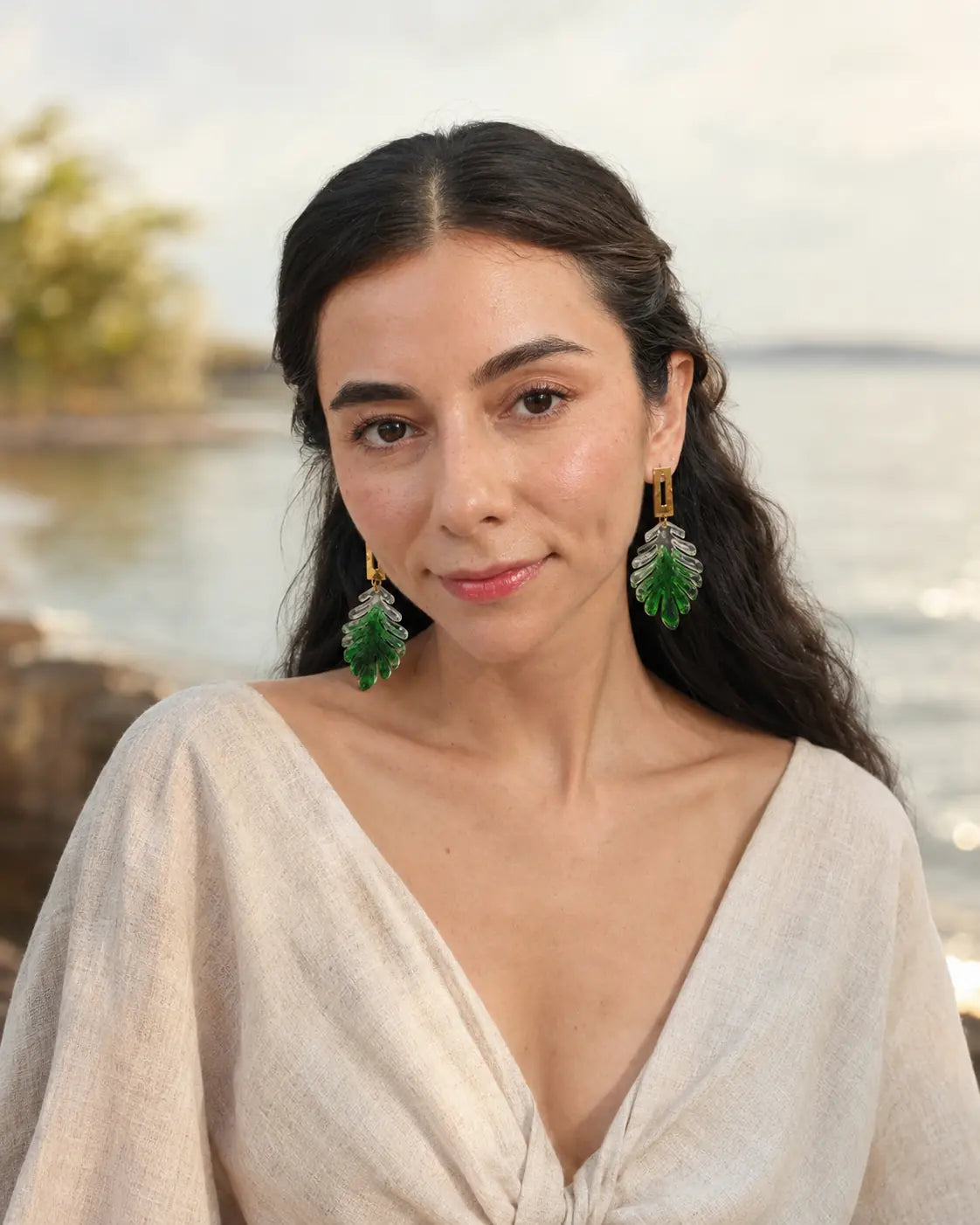 Bosque Esmeralda – Aretes hoja de resina verde puestos en modelo