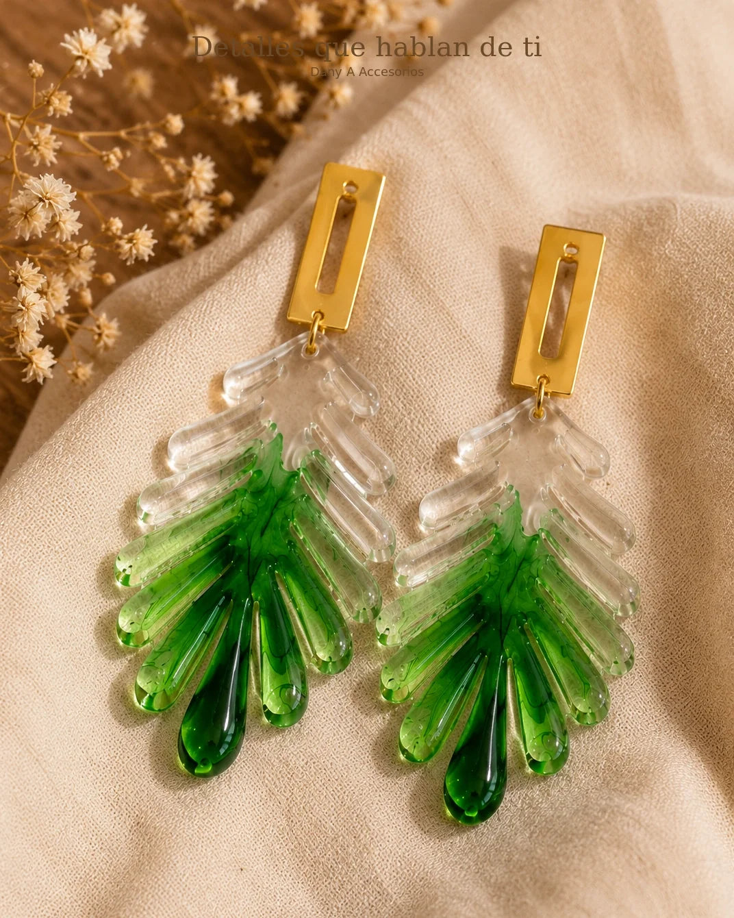 Bosque Esmeralda – Bodegón editorial de aretes hoja de resina verde