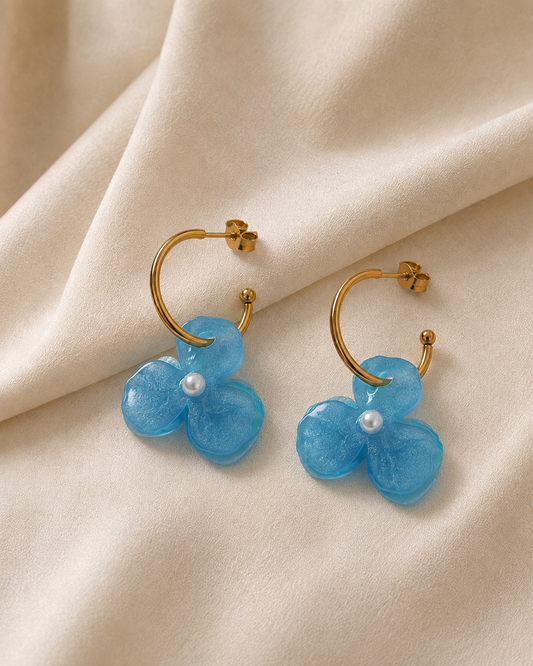 Aura Celeste aretes flor de resina azul con aro dorado y perla