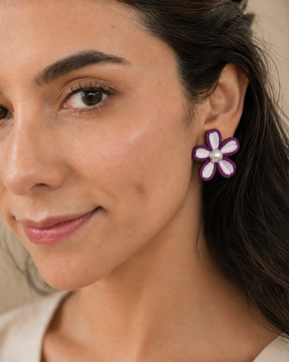 Primer plano de modelo usando topo floral morado con centro perlado