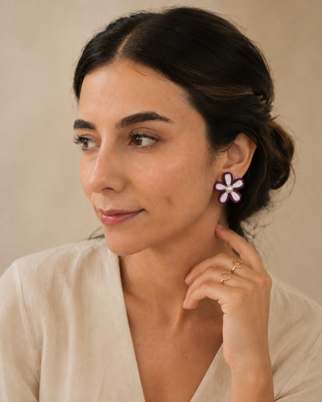 Modelo en tres cuartos usando topos florales morados de arcilla polimérica