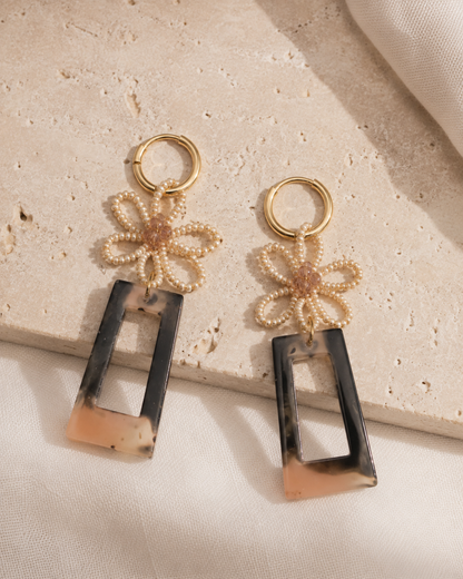Par de aretes largos artesanales con flor de mostacillas, murano y figura geométrica de resina